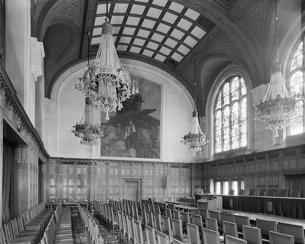Interieur grote rechtzaal -_'s-Gravenhage